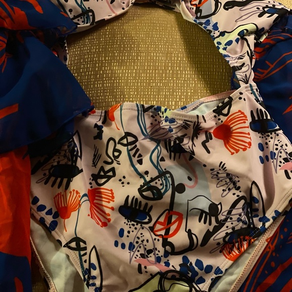 New Monokini Swimsuit with accent sleeves - Picture 4 of 13